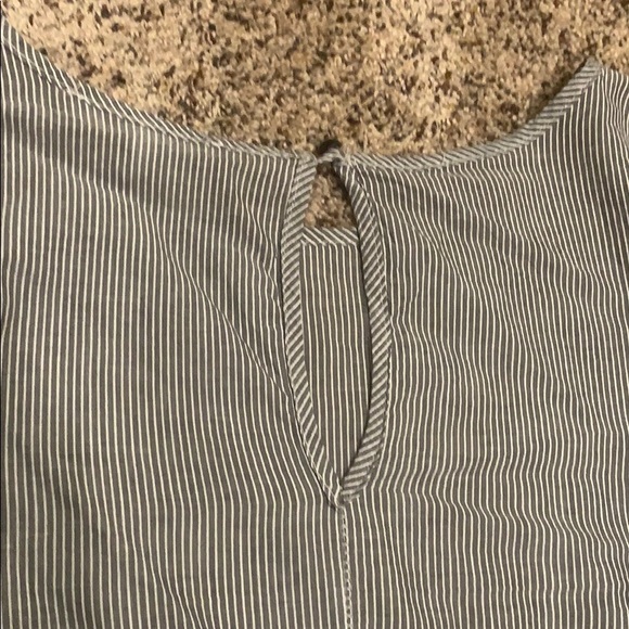 Small striped gray and white blouse - Picture 4 of 4